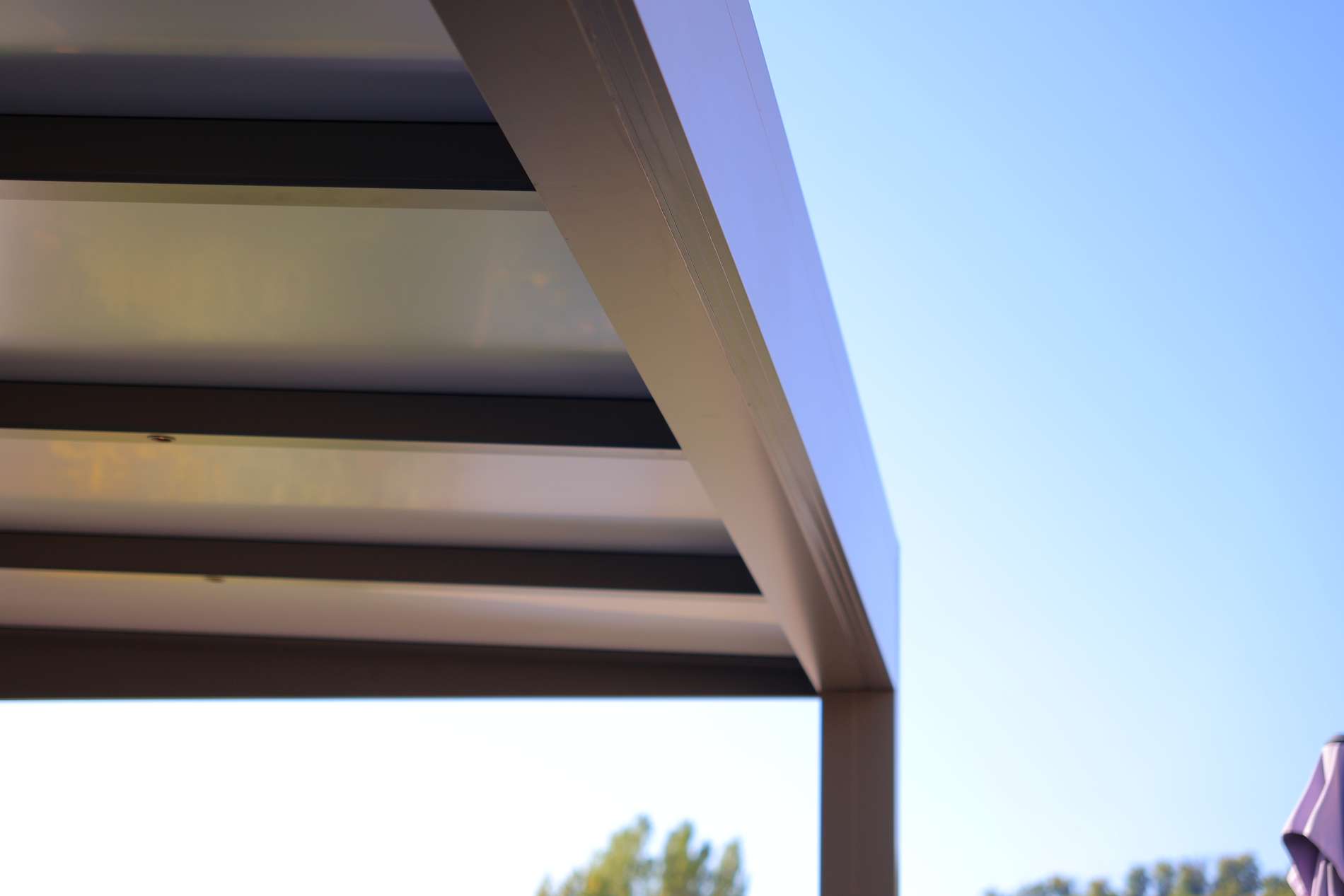 Pergola Graphique®, vue dégagée grâce aux chevrons fins et portées de 6 mètres