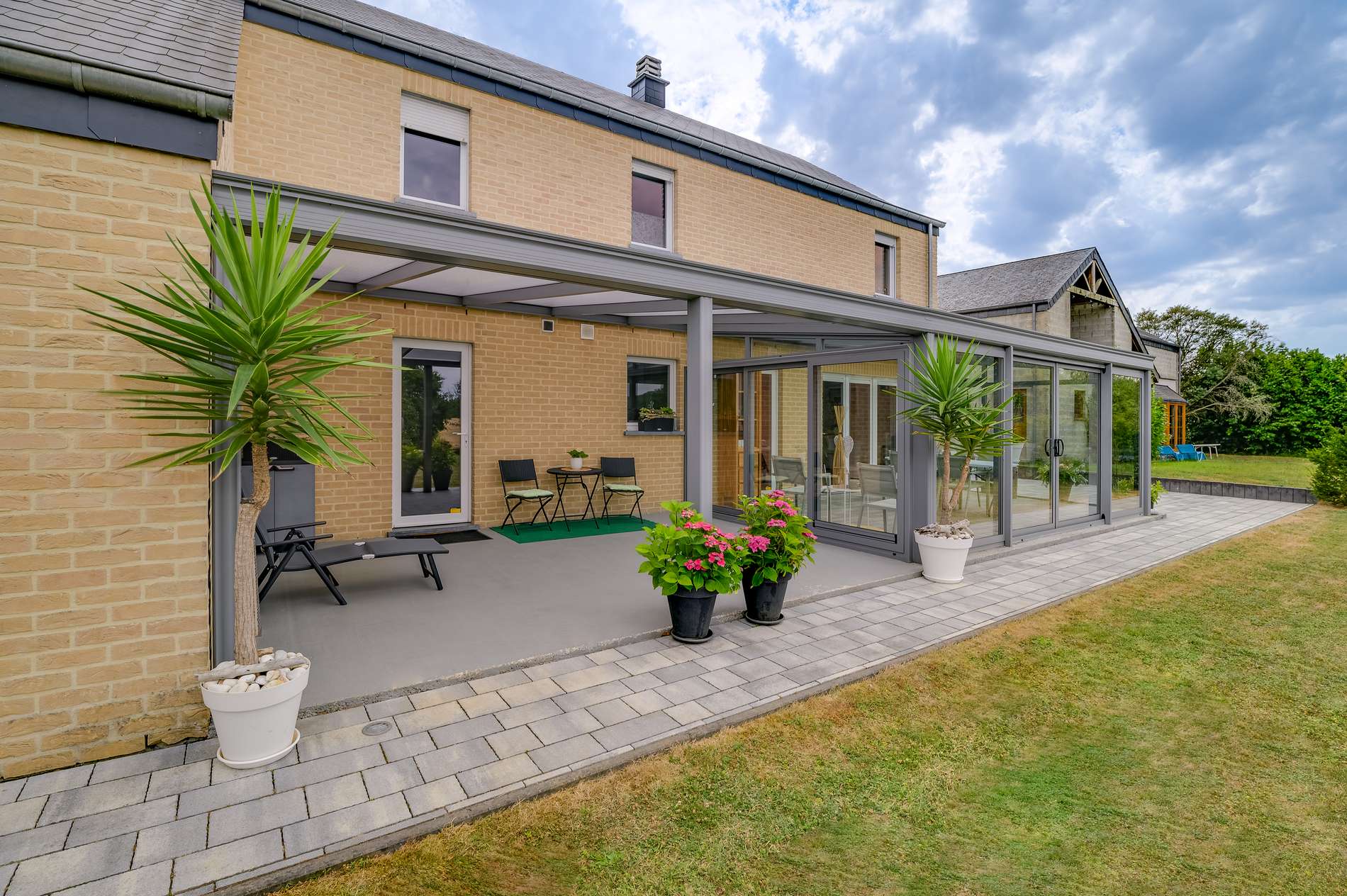 Pergola Dynamique®, évolutive en véranda Tradition® par ajout de châssis aluminium