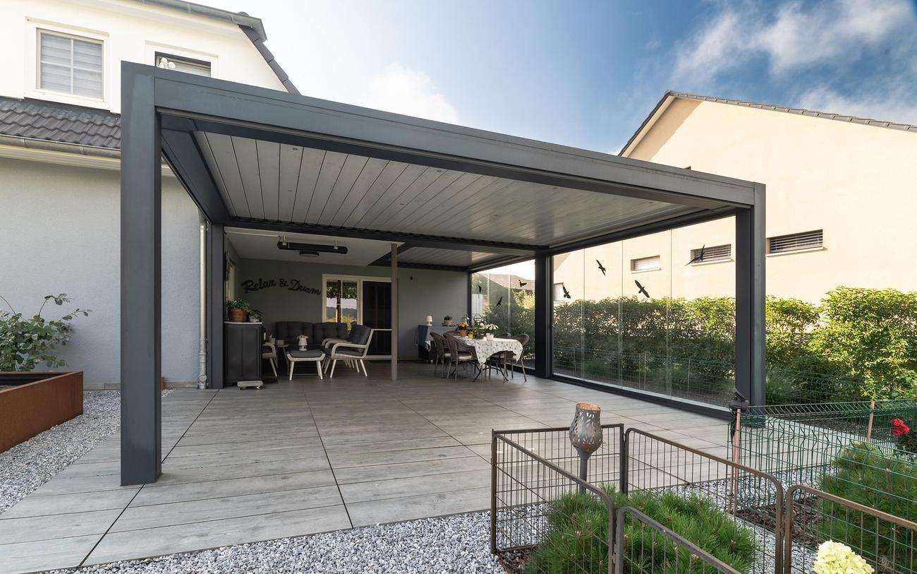Pergola bioclimatique Metzger, gammes LA, LH et LI avec lames double parois