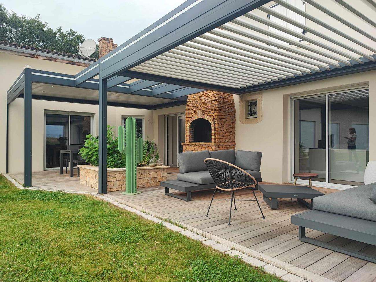 Pergola bioclimatique, éclairage LED intégré et stores motorisés sur mesure