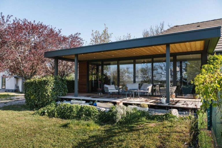 extension metzger toiture plate bois vue sur terrasse jardin salon ete belgique