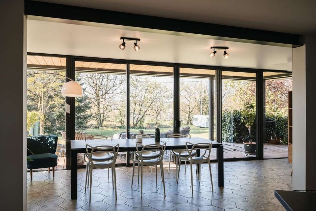 extension metzger toiture plate bois vue sur terrasse jardin salon ete belgique